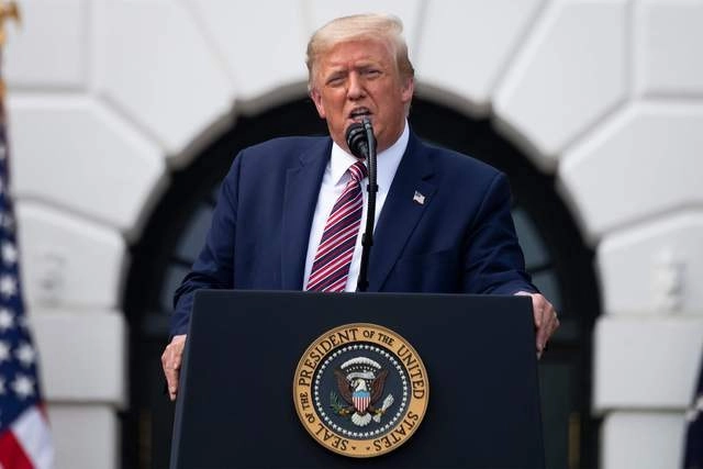 Donald Trump podría promulgar un decreto que prohibiría que los inmigrantes indocumentados sean incluidos en el censo 2020. Foto Afp