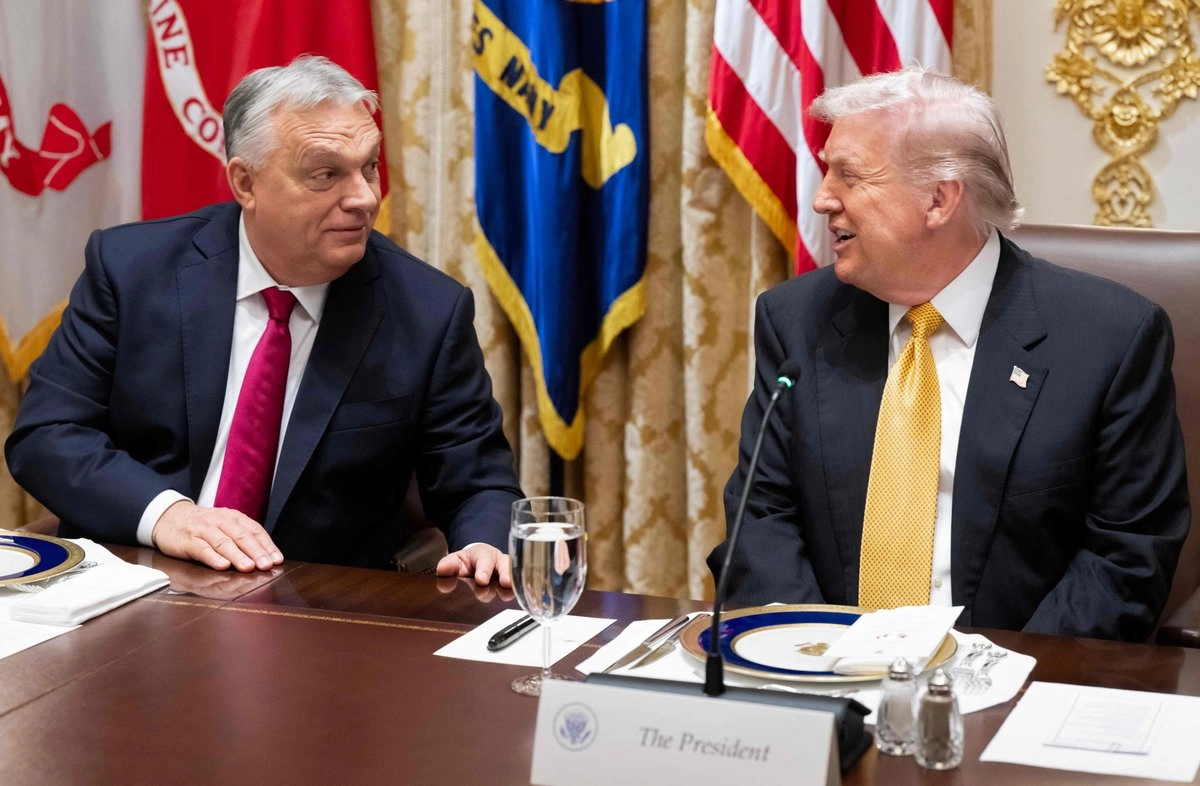 El primer ministro de Hungría, Viktor Orban, dialoga con el presidente de EU, Donald Trump, durante su reunión en la Casa Blanca, en Washington DC, el 7 de noviembre de 2025. Foto  
