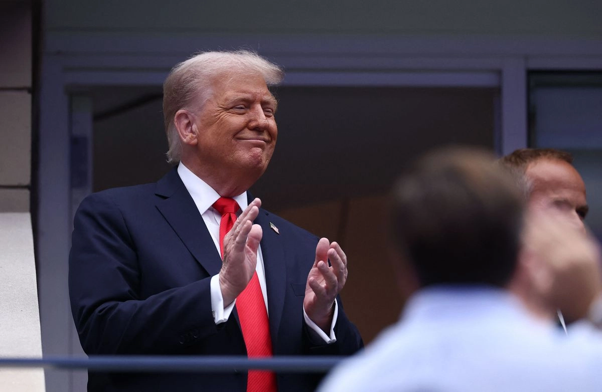 El presidente de Estados Unidos, Donald Trump, llega para asistir a la final de tenis individual masculina entre el español Carlos Alcaraz y el italiano Jannik Sinner en el último día del torneo de tenis US Open en el Centro Nacional de Tenis Billie Jean King de la USTA en la ciudad de Nueva York el 7 de septiembre de 2025.  Foto 