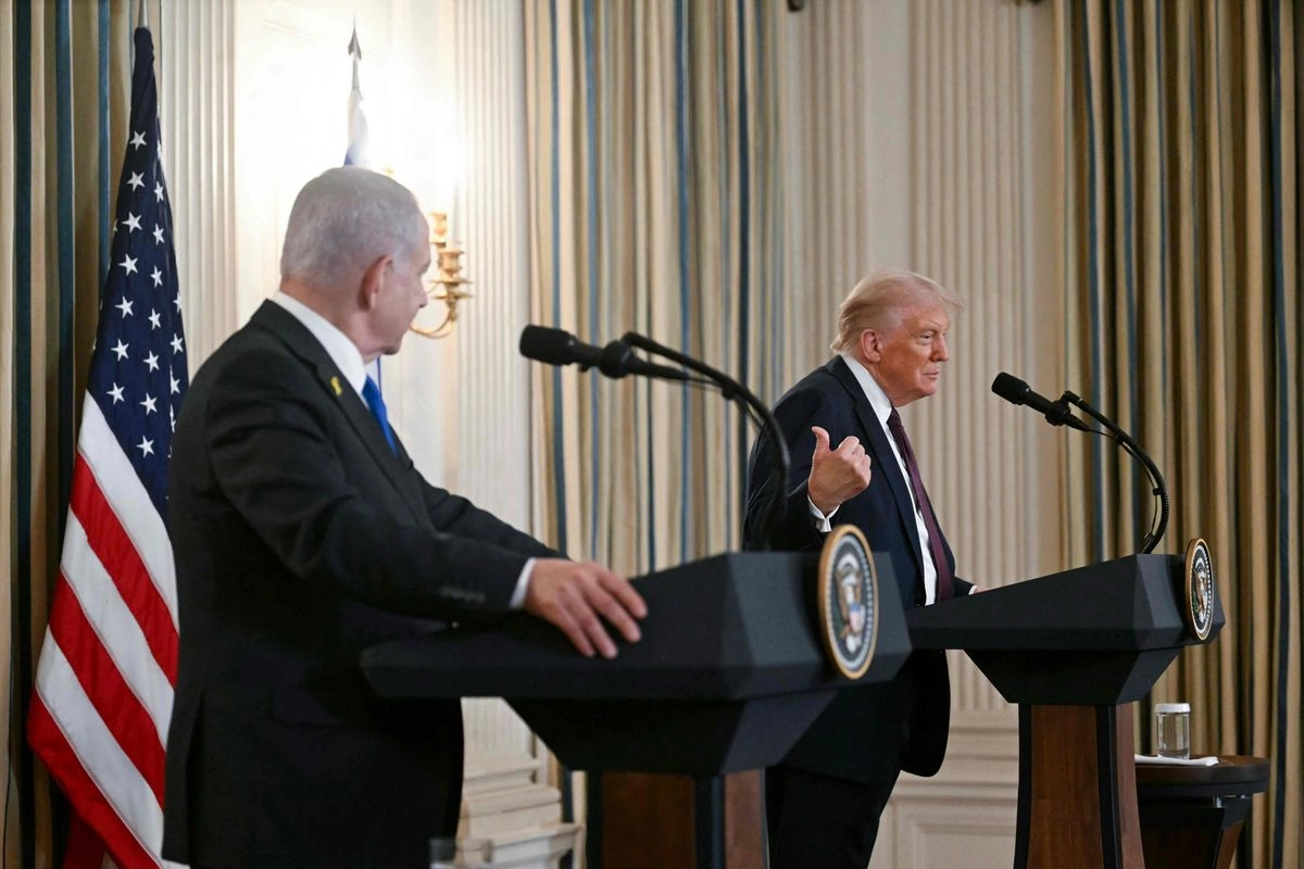 El presidente estadunidense Donald Trump y el primer ministro israelí Benjamin Netanyahu (izq.) participan en una conferencia de prensa en el Comedor de Estado de la Casa Blanca en Washington, D.C., el 29 de septiembre de 2025. Foto
