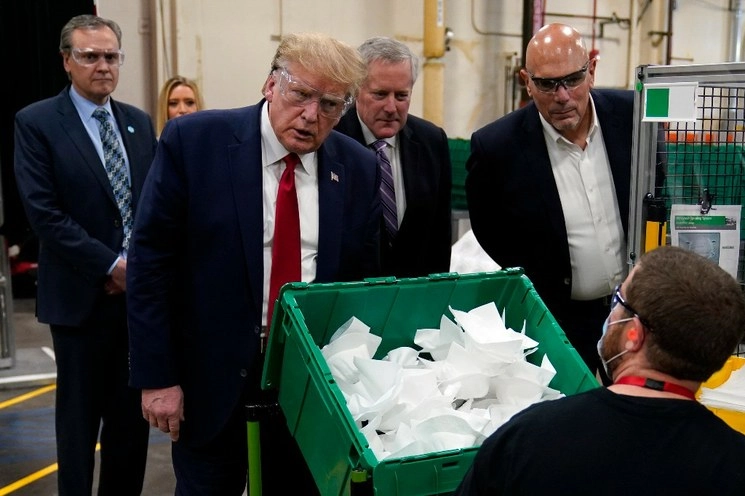 Donald Trump durante una visita de trabajo a una empresa manufacturera. Foto Ap
