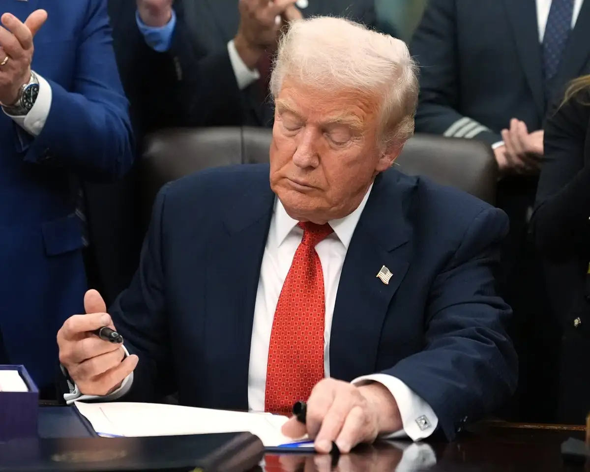 “Jamás cederemos ante la extorsión”, dijo Trump durante una ceremonia de firma en el Despacho Oval, acompañado por sus colegas republicanos. “Porque eso fue lo que fue”. Foto