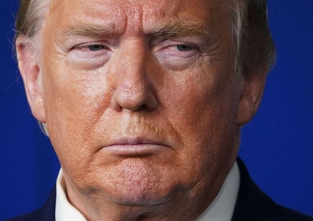 "Voy a firmar hoy la orden ejecutiva que prohíbe la inmigración en nuestro país", escribió Donald Trump. Foto Afp 