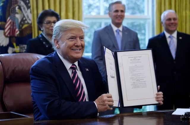 El presidente Donald Trump rubricó este viernes un nuevo paquete de ayuda por 483 mil millones de dólares para apoyar a la economía de Estados Unidos, duramente afectada por las restricciones impuestas ante la pandemia. Foto Afp
