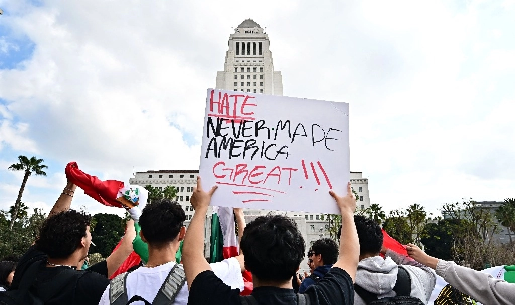 “El odio nunca hará grande a Estados Unidos”, se lee en la pancarta de un manifestante frente al Ayuntamiento de Los Ángeles. Foto Afp 