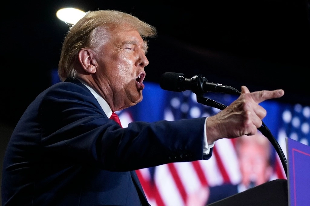 El candidato presidencial republicano, el expresidente Donald Trump, habla en un mitin de campaña el sábado 2 de marzo de 2024 en Richmond, Virginia. Foto Ap