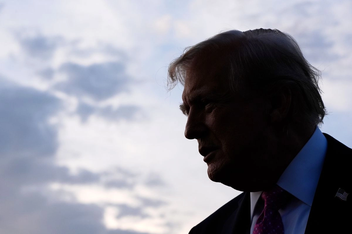 El presidente Donald Trump habla con periodistas antes de abordar el Air Force One en el aeropuerto de Morristown, el 14 de septiembre de 2025, en Morristown, Nueva Jersey. Foto 