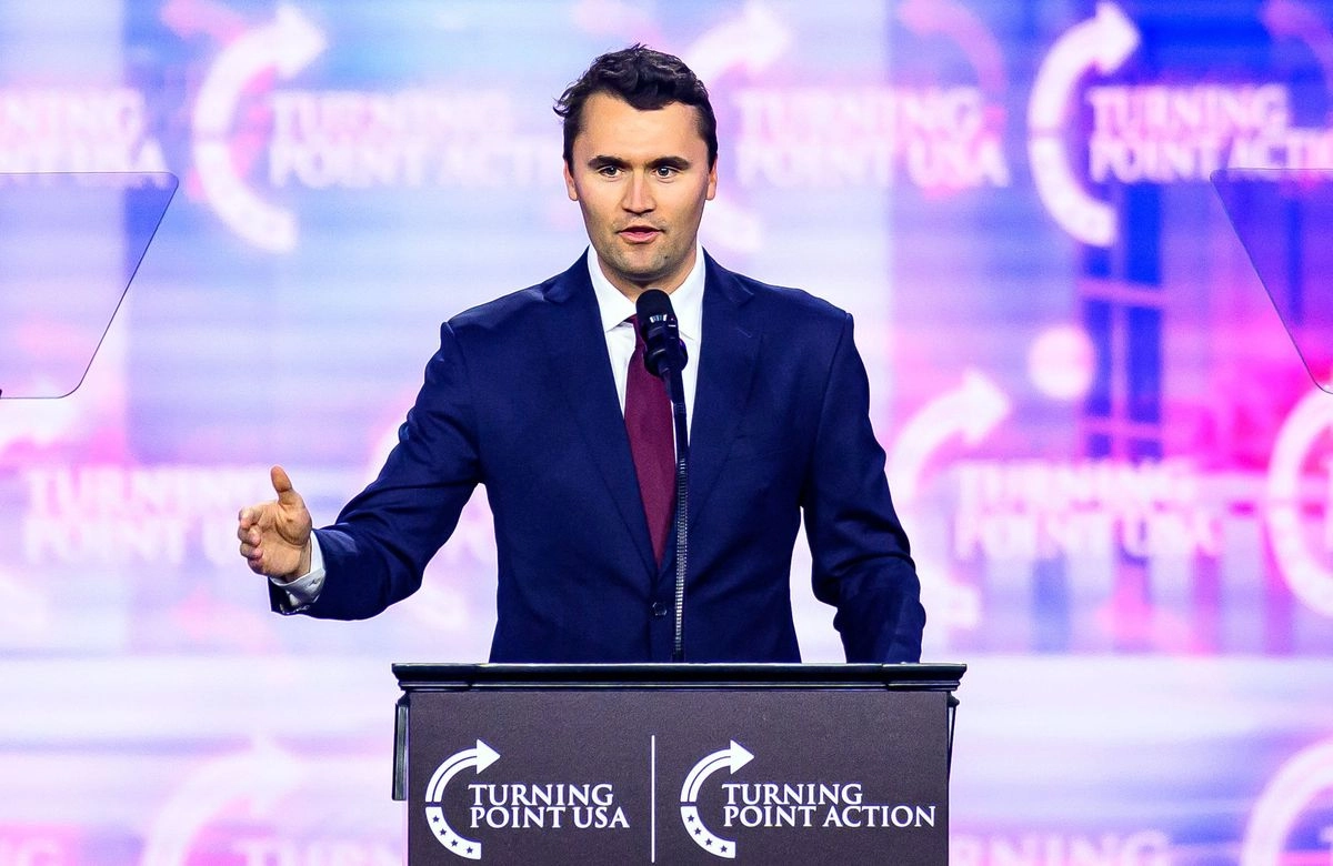 El activista de derecha estadunidense, Charlie Kirk, durante el evento America Fest 2024 en Phoenix, Arizona, el 22 de diciembre de 2024. Foto 