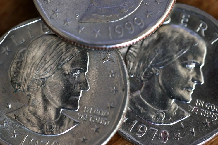 Monedas de un dólar de Susan B. Anthony se muestran el 18 de agosto de 2020 en San Anselmo, California. Foto Afp