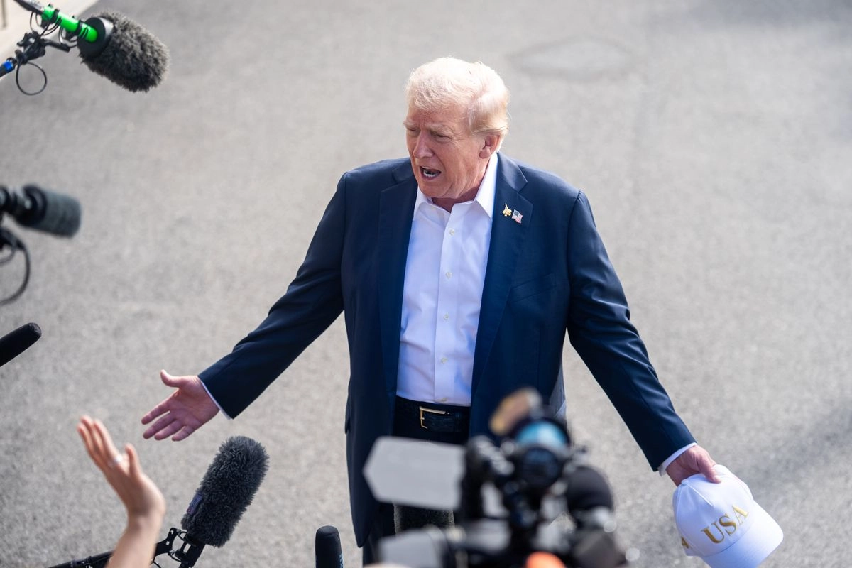 El presidente de Estados Unidos, Donald Trump, habla con periodistas mientras sale de la Casa Blanca en Washington, D.C., EU.
