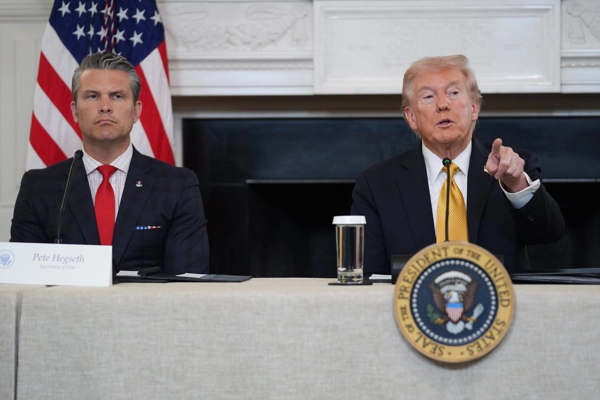 El presidente Donald Trump y el secretario de Guerra, Pete Hegseth (izquierda), durante una mesa redonda sobre cárteles criminales en la Casa Blanca.