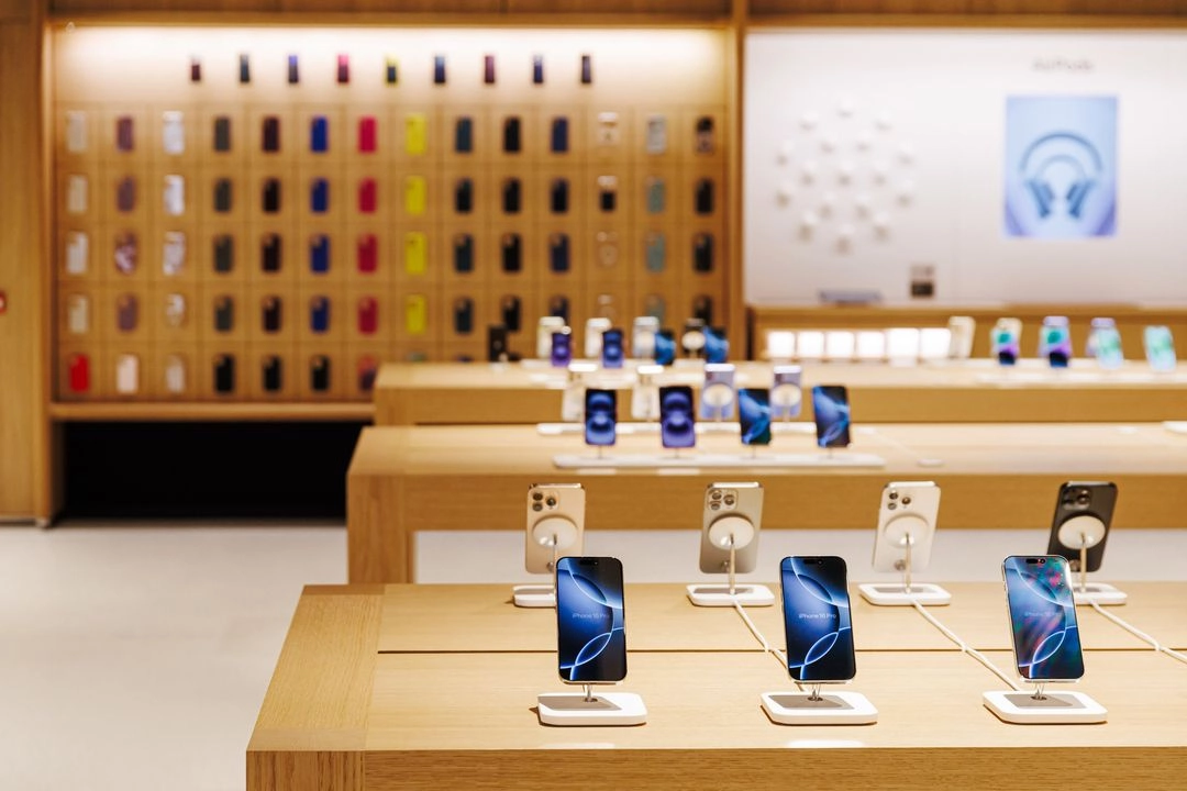 Teléfonos celulares en una tienda de Apple, en imagen de 2024. Foto 
