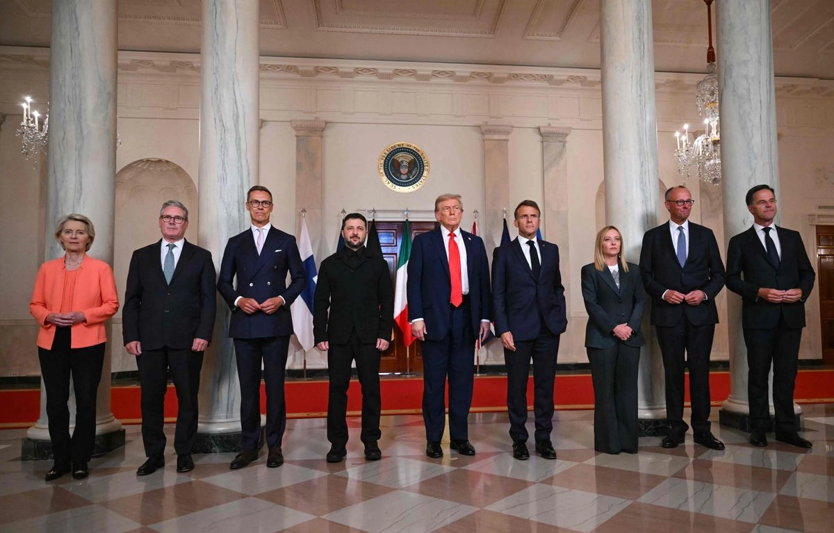 El presidente de Estados Unidos celebró una reunión con líderes europeos en la Sala Este de la Casa Blanca. 
