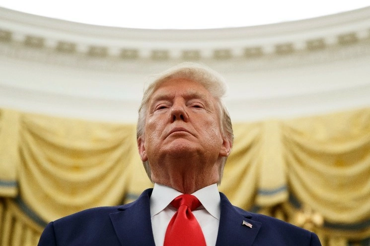 El presidente Donald Trump invocó la Ley de Producción de Defensa, una norma que data de la Guerra de Corea, para exigirle al fabricante de automóviles General Motors producir rápidamente respiradores para responder a la emergencia sanitaria de la Covid-19. Foto Ap / Archivo