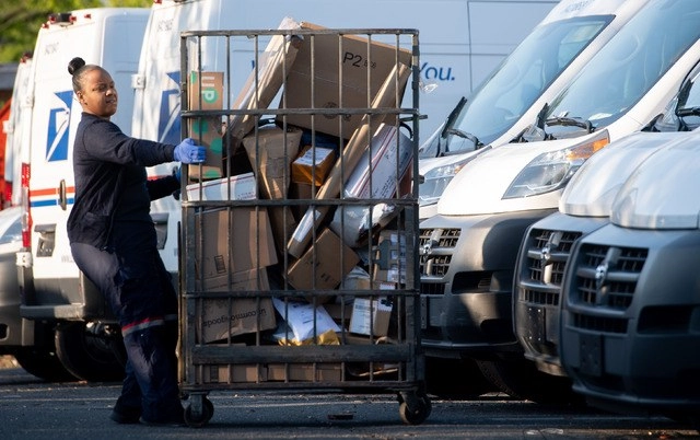 Dondal Trump se niega a dar recursos al Servicio Postal de EU para evitar la votación por correo en los comicios presidenciales de noviembre. Foto Afp