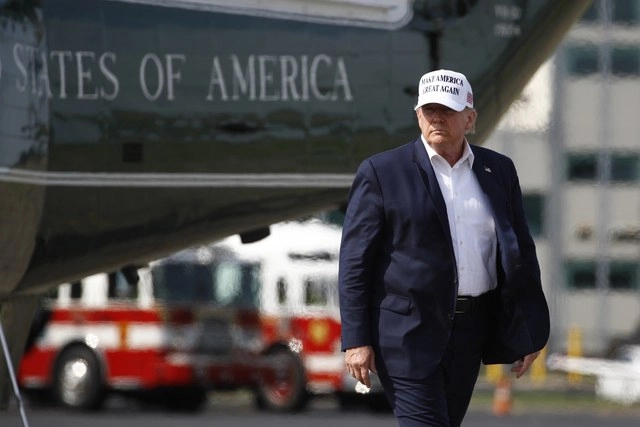 El presidente Donald Trump en el aeropuerto municipal de Morristown, en Nueva Jersey. Foto Afp