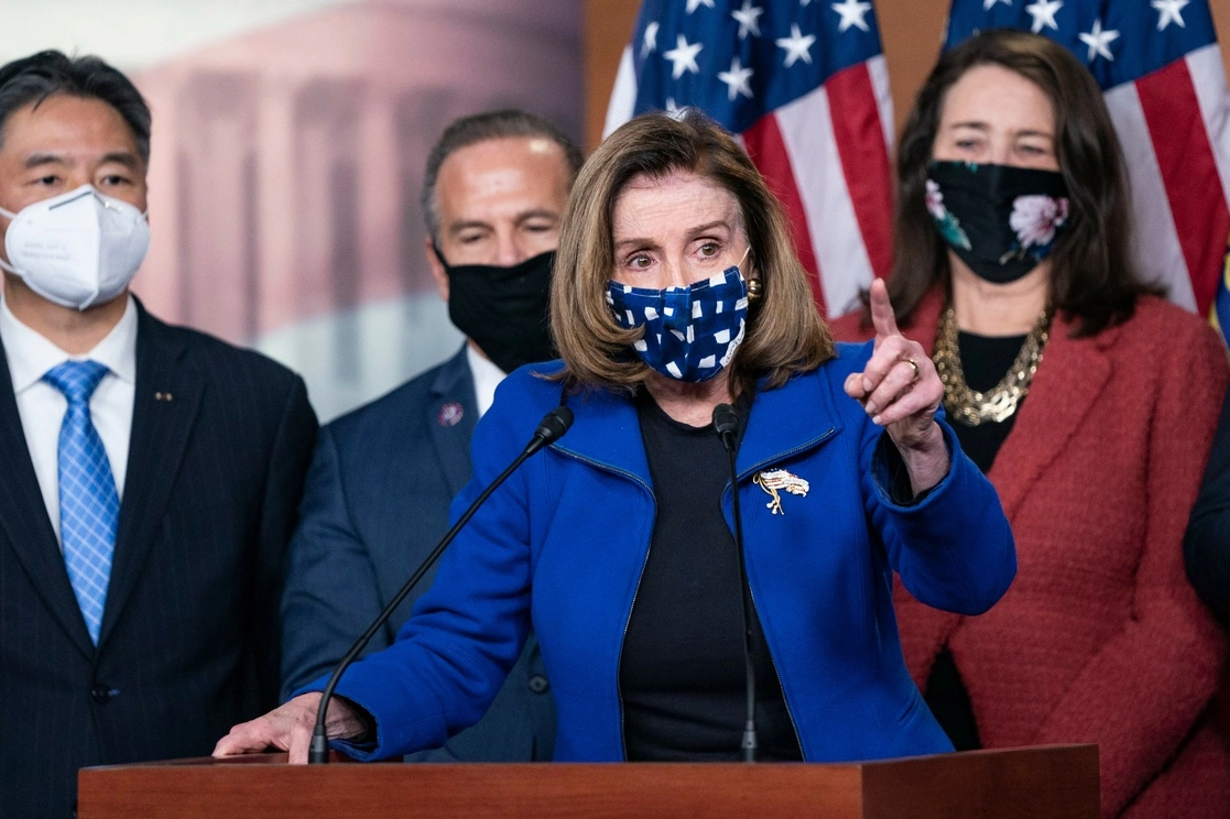 La presidenta de la Cámara de Representantes, Nancy Pelosi, con los fiscales-diputados, en rueda de prensa tras concluir el juicio contra Trump. Foto Afp