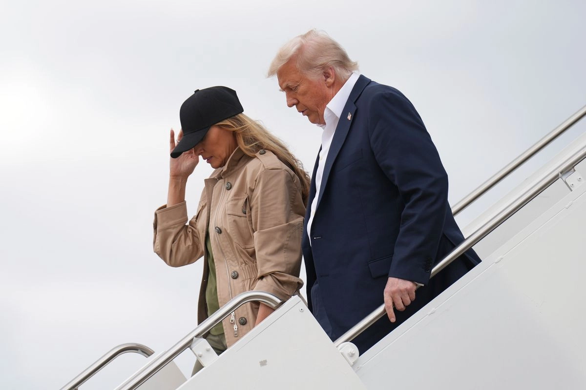 El presidente Donald Trump, y la primera dama Melania Trump llegan en el Air Force One a la base aérea Kelly Field en San Antonio, Texas, en camino a observar los daños causados ​​por las inundaciones en Kerrville, Texas, el 11 de julio de 2025.