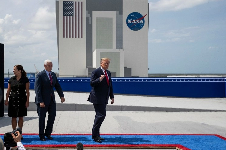 El presidente Donald Trump es acompañado por el vicepresidente  Mike Pence y su esposa, Karen Pence, para observar el lanzamiento de Crew Dragon, de SpaceX, en el centro espacial Kennedy de la NASA. Foto Ap