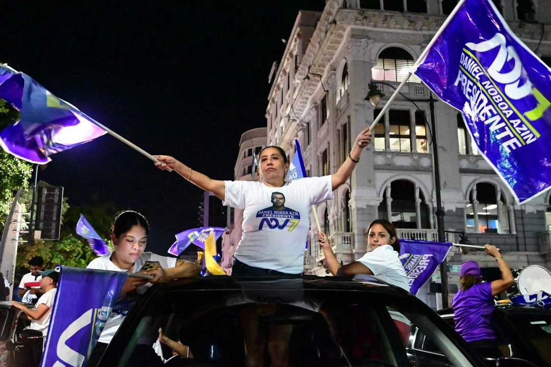 Partidarios del presidente de Ecuador y candidato presidencial Daniel Noboa celebran después de conocer los primeros resultados de la segunda vuelta de las elecciones presidenciales en Guayaquil, Ecuador, el 13 de abril de 2025.