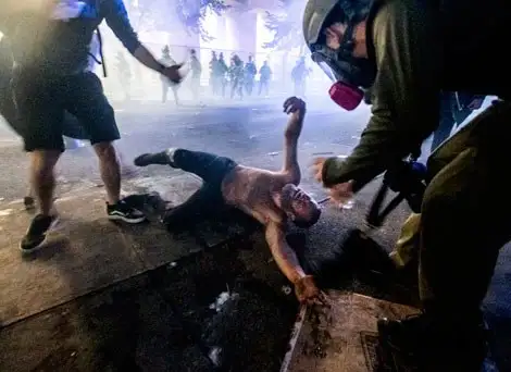 Necesita algo "dramático", por eso busca "enfrentamientos militares", y puede que hasta cancele el proceso electoral, porque teme perder y enfrentar problemas legales, dijo Noam Chomsky en entrevista con Democracy Now. Foto Ap