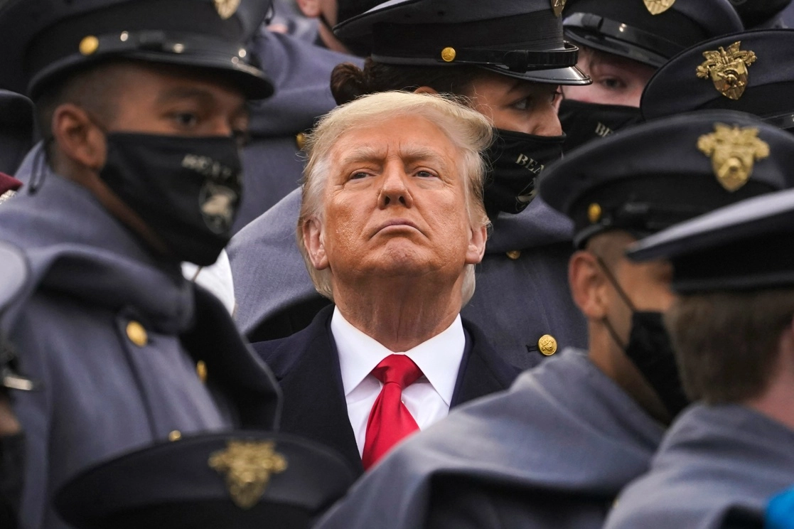 Donald Trump durante el juego de fútbol del Ejército y la Marina en el estadio Michie de la Academia Militar de EU, el 12 de diciembre de 2020. Foto Ap 