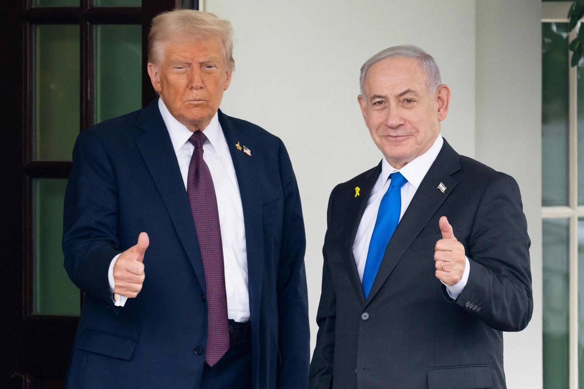 El presidente estadunidense Donald Trump saluda al primer ministro israelí Benjamin Netanyahu a su llegada al Ala Oeste de la Casa Blanca en Washington, D.C., el 29 de septiembre de 2025. Foto 