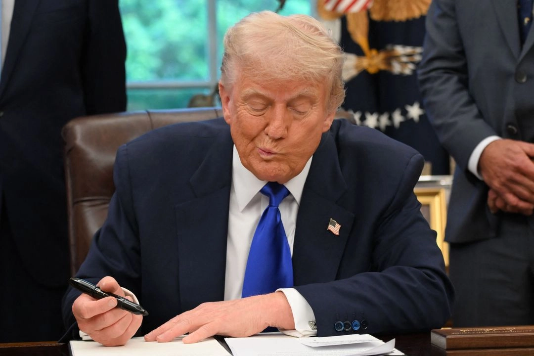El presidente de EU, Donald Trump, firma órdenes ejecutivas en la Oficina Oval de la Casa Blanca, en Washington, D.C., el 5 de mayo de 2025. Foto: 

