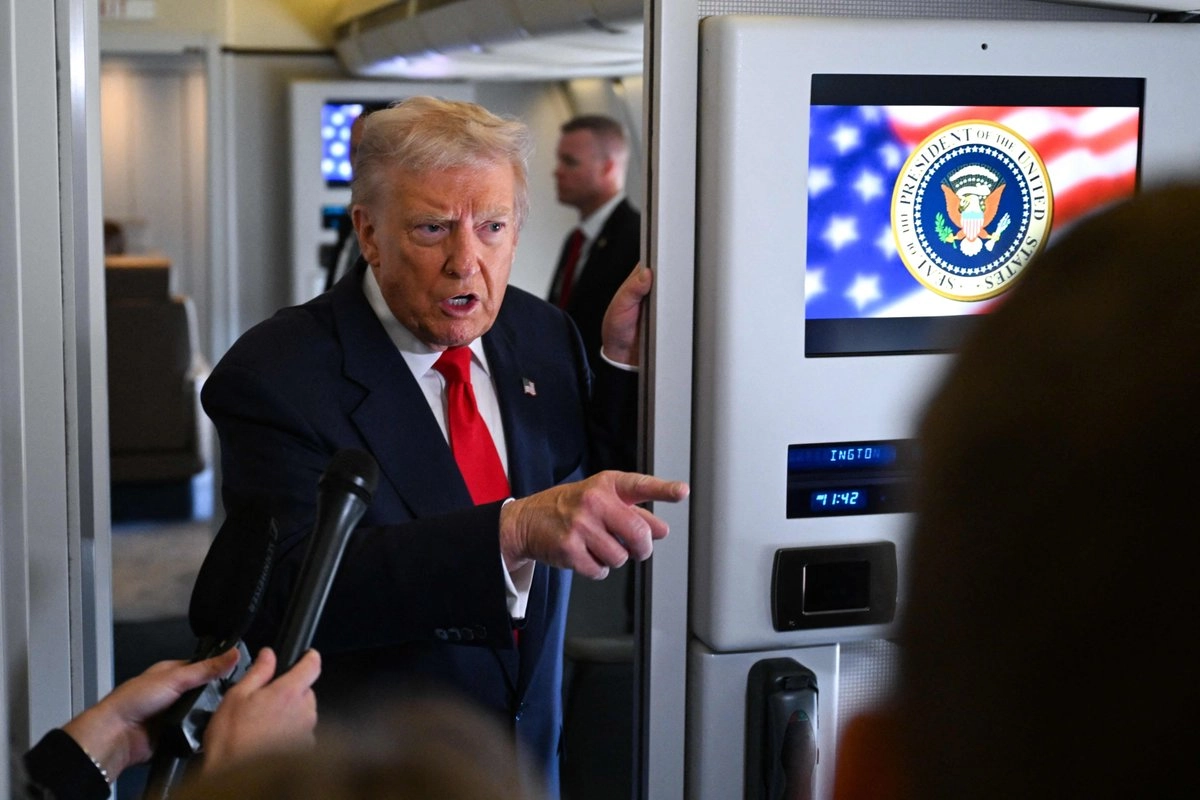 El presidente de Estados Unidos, Donald Trump, habla con los periodistas a bordo del Air Force One antes de partir de la Base Conjunta Andrews, Maryland, el 31 de octubre de 2025. 