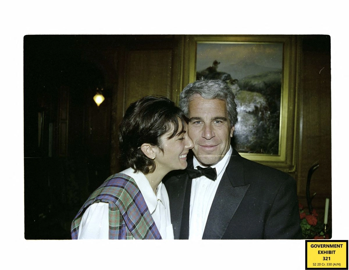 Esta imagen, sin fecha, como prueba judicial, obtenida el 8 de diciembre de 2021 del Tribunal de Distrito de EE. UU. para el Distrito Sur de Nueva York, muestra a Ghislaine Maxwell y a Jeffrey Epstein. 