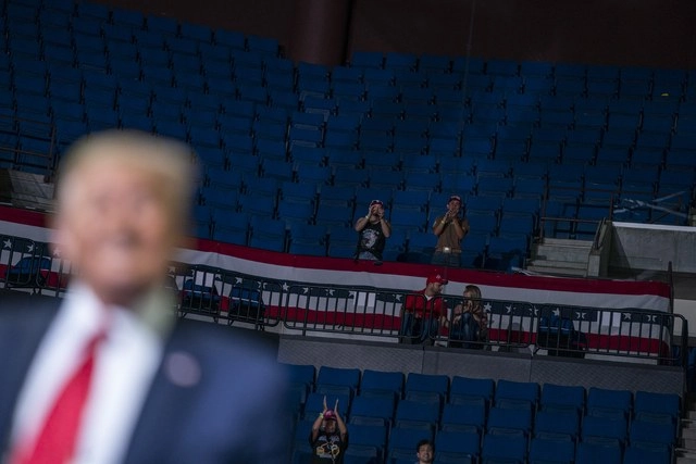 Seguidores del presidente estadunidense lo saludan durante uno de sus eventos de campaña. Foto Ap