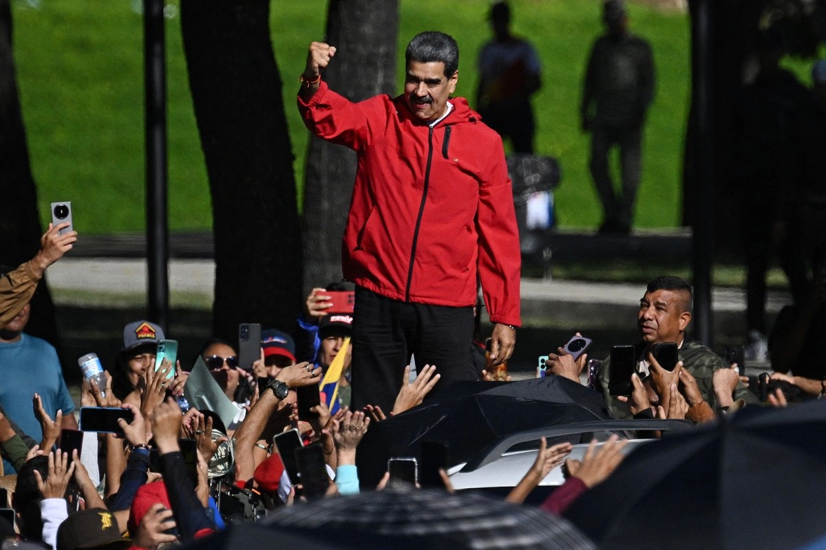 El presidente de Venezuela, Nicolás Maduro, saluda a sus partidarios durante una marcha en Caracas el 12 de octubre de 2025.