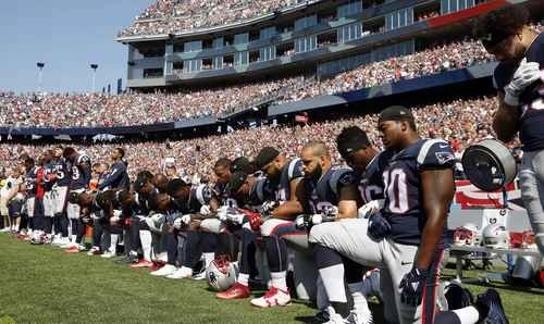 En 2017, los Patriotas de Nueva Inglaterra se arrodillaron durante el himno nacional como protesta contra Trump. Foto Ap / Archivo
