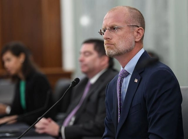Brendan Carr fue nombrado por Donald Trump como el próximo responsable de de regular la radiodifusión, las telecomunicaciones y la banda ancha. Foto Afp