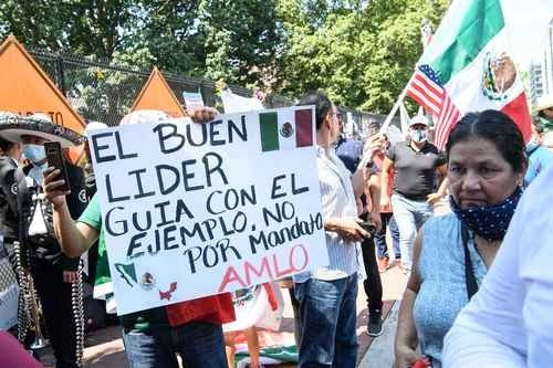 Simpatizantes del presidente Andrés Manuel López Obrador se reunieron en las cercanías de la Casa Blanca, en Washington, antes de la reunión con el mandatario de Estados Unidos, Donald Trump. Foto Afp