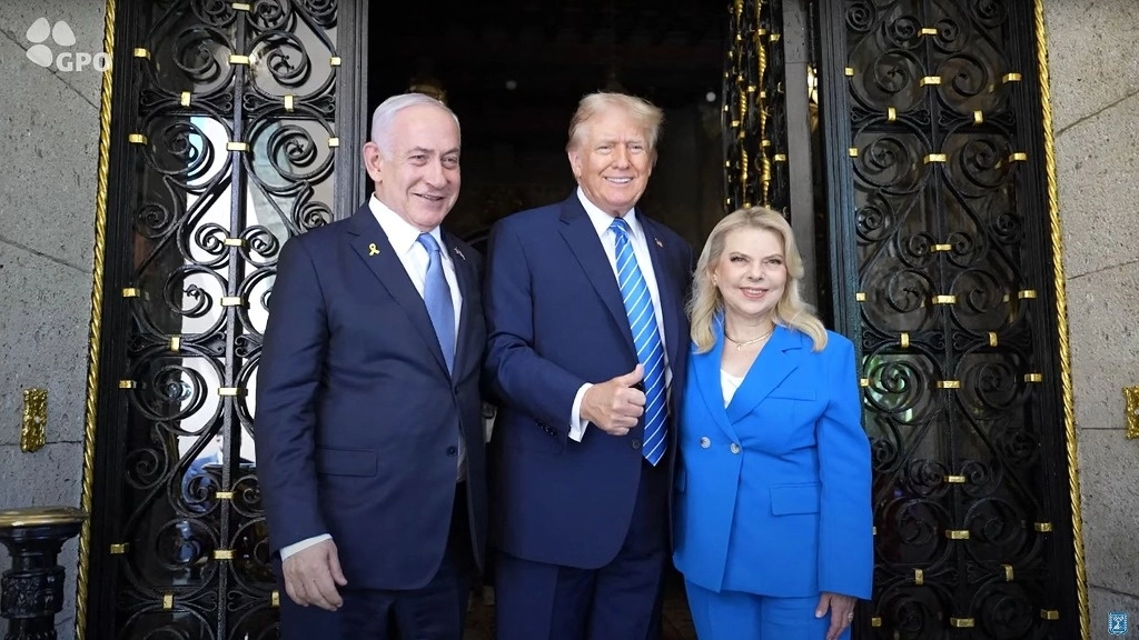 El premier Benjamin Netanyahu y su esposa, Sara, visitaron ayer a Donald Trump en Florida. Foto Ap