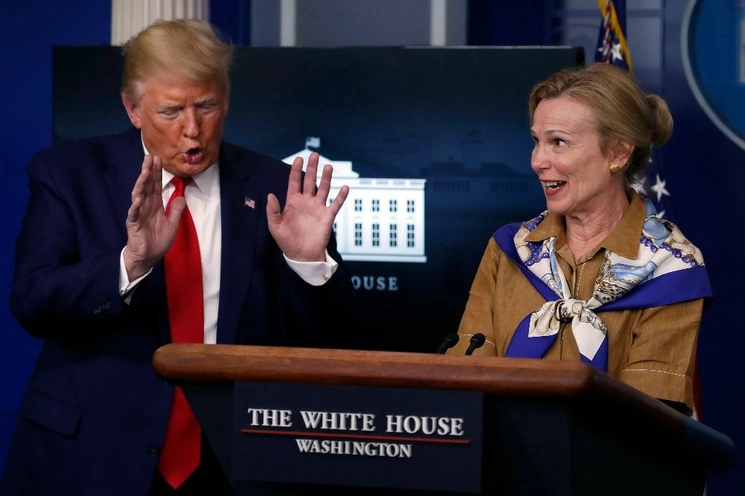 Donald Trum junto a Deborah Birx, responsable del programa médico de EU contra el Covid-19, en la conferencia de prensa de esta mañana. Foto Ap