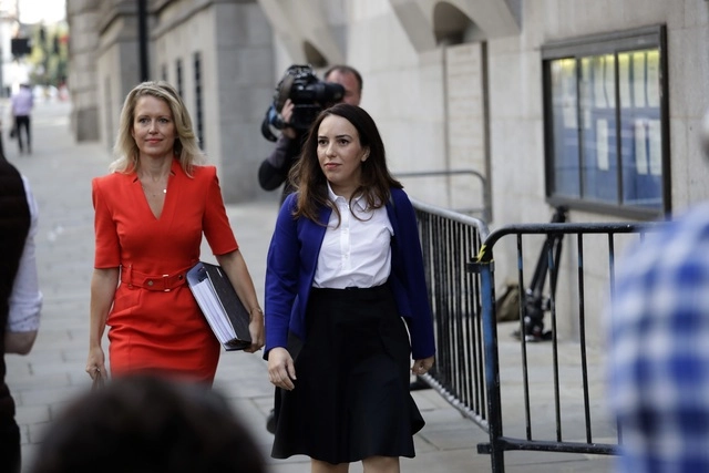 La abogada de Assange, Jennifer Robinson (izquierda), dijo que supervisó una reunión en la que el ex representante republicano Dana Rohrabacher y Charles Johnson, un asesor con fuertes vínculos con la campaña electoral de Trump, hicieron la oferta. Foto Ap