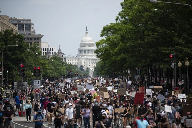 Manifestación frente a la Casa Blanca contra el asesinato de George Floyd y el racismo. Foto Xinhua
