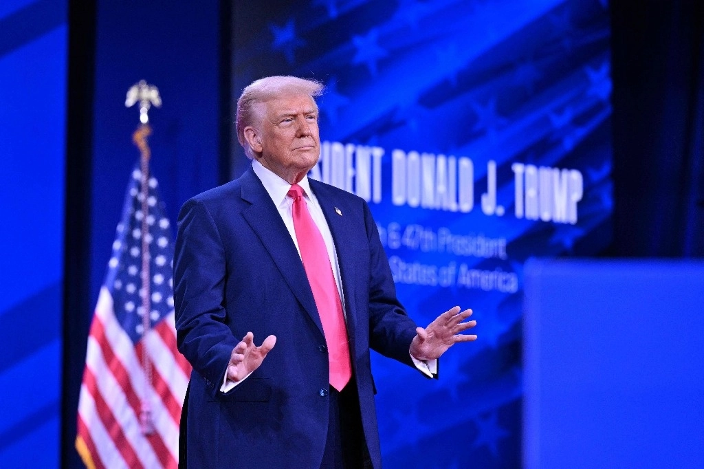 El presidente de Estados Unidos, Donald Trump, llega para hablar en la Conferencia Anual de Acción Política Conservadora (CPAC) en el Gaylord National Resort & Convention Center en National Harbor en Oxon Hill, Maryland, el 22 de febrero de 2025. Foto Afp