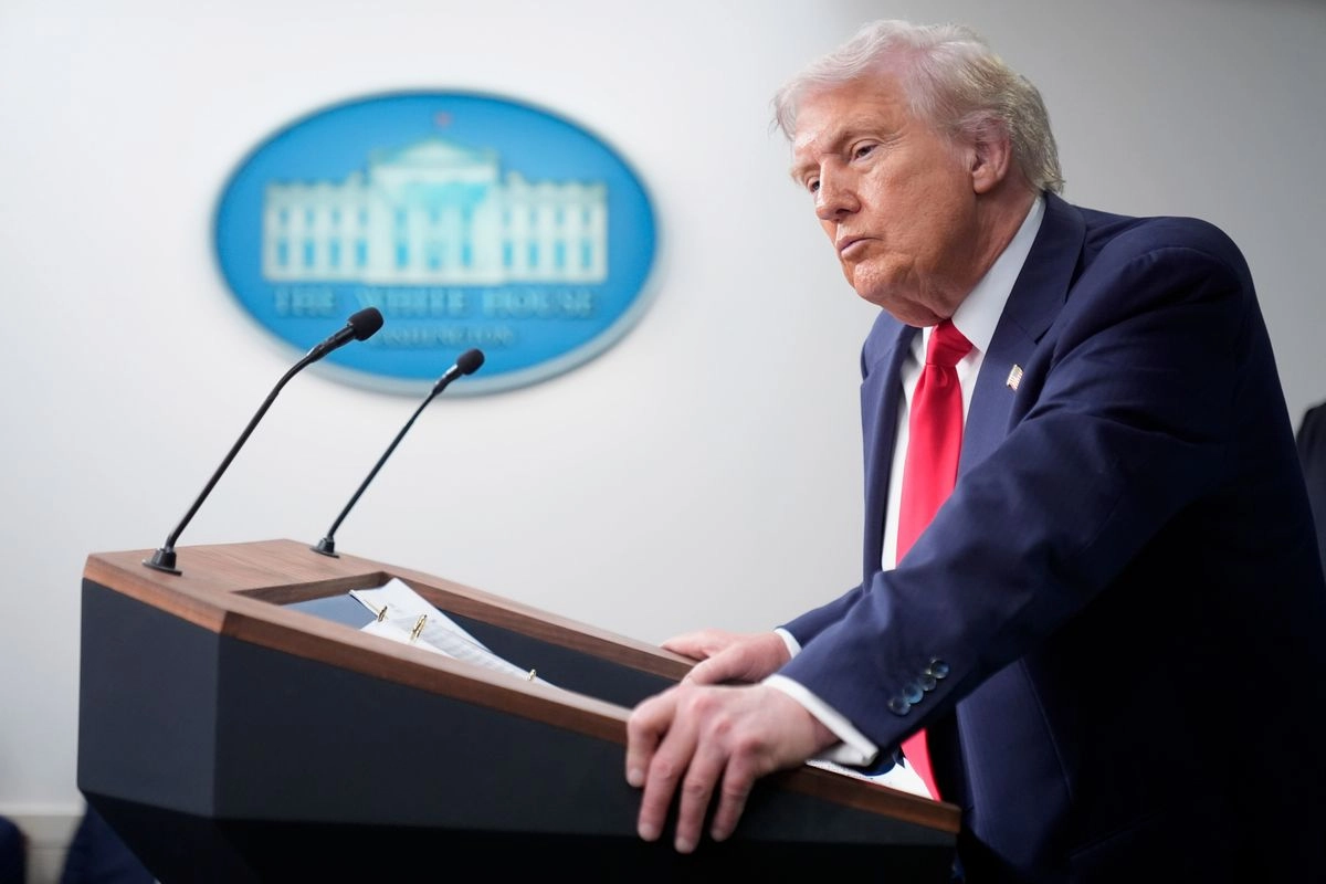 El presidente Donald Trump escucha la pregunta de un periodista en la Sala de Prensa James Brady de la Casa Blanca, el lunes 11 de agosto de 2025, en Washington. Foto