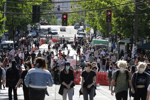 La “Zona Autónoma de Capital Hill” consiste en un espacio de varias cuadras en Seattle, Washington tomado por la ciudadanía. Foto Ap 