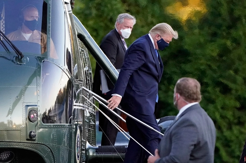 El presidente Donald Trump llega al Centro Médico Militar Nacional Walter Reed luego de haber dado positivo a Covid-19. Foto Ap