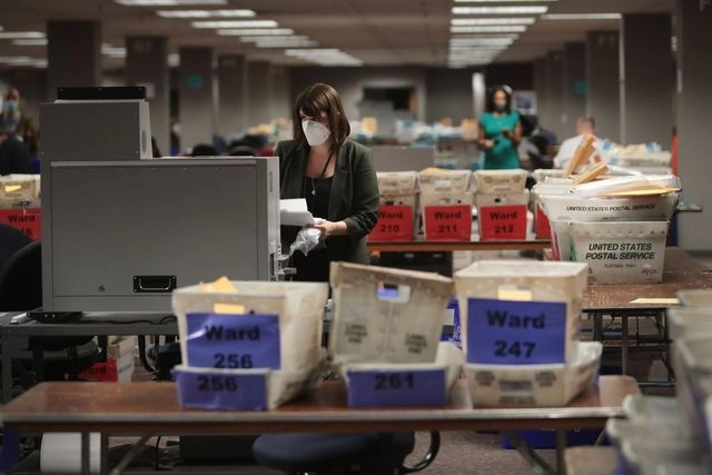 Recuento de las boletas ausentes de una casilla de votación en Milwaukee, Wisconsin. Foto Afp 