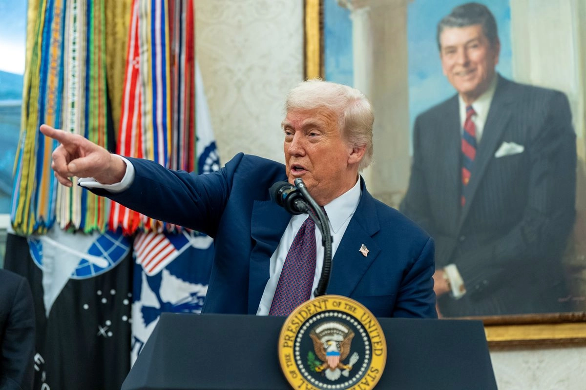 El presidente Donald Trump habla con la prensa en la Oficina Oval, en Washington, D.C., el 6 de agosto de 2025. Foto 
