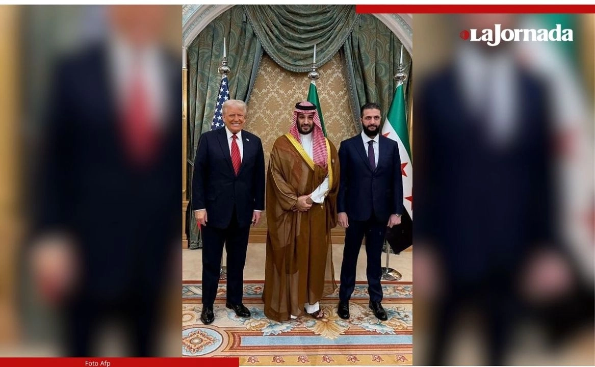 El presidente de EU, Donald Trump, junto al mandatario interino sirio, Ahmed al Sharaa (derecha) y el príncipe heredero de Arabia Saudita, Mohammed bin Salman, en Riad, el 14 de mayo de 2025. Foto 
