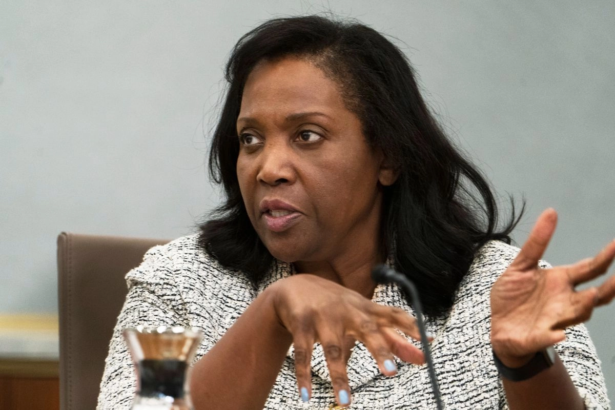La gobernadora de la Reserva Federal Lisa Cook durante una reunión con líderes de organizaciones sin fines de lucro, en imagen de archivo. Foto 