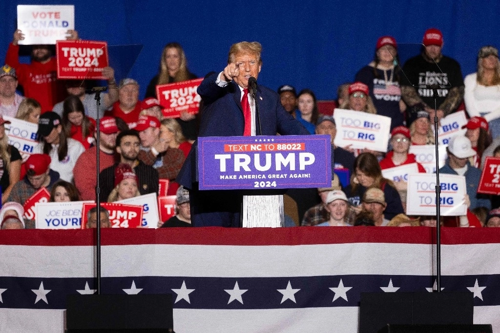 El ex presidente de Estados Unidos y aspirante a la presidencia de 2024, Donald Trump, habla durante un mitin "Get Out the Vote" en el Coliseum Complex en Greensboro, Carolina del Norte, el 2 de marzo de 2024. Foto Afp 