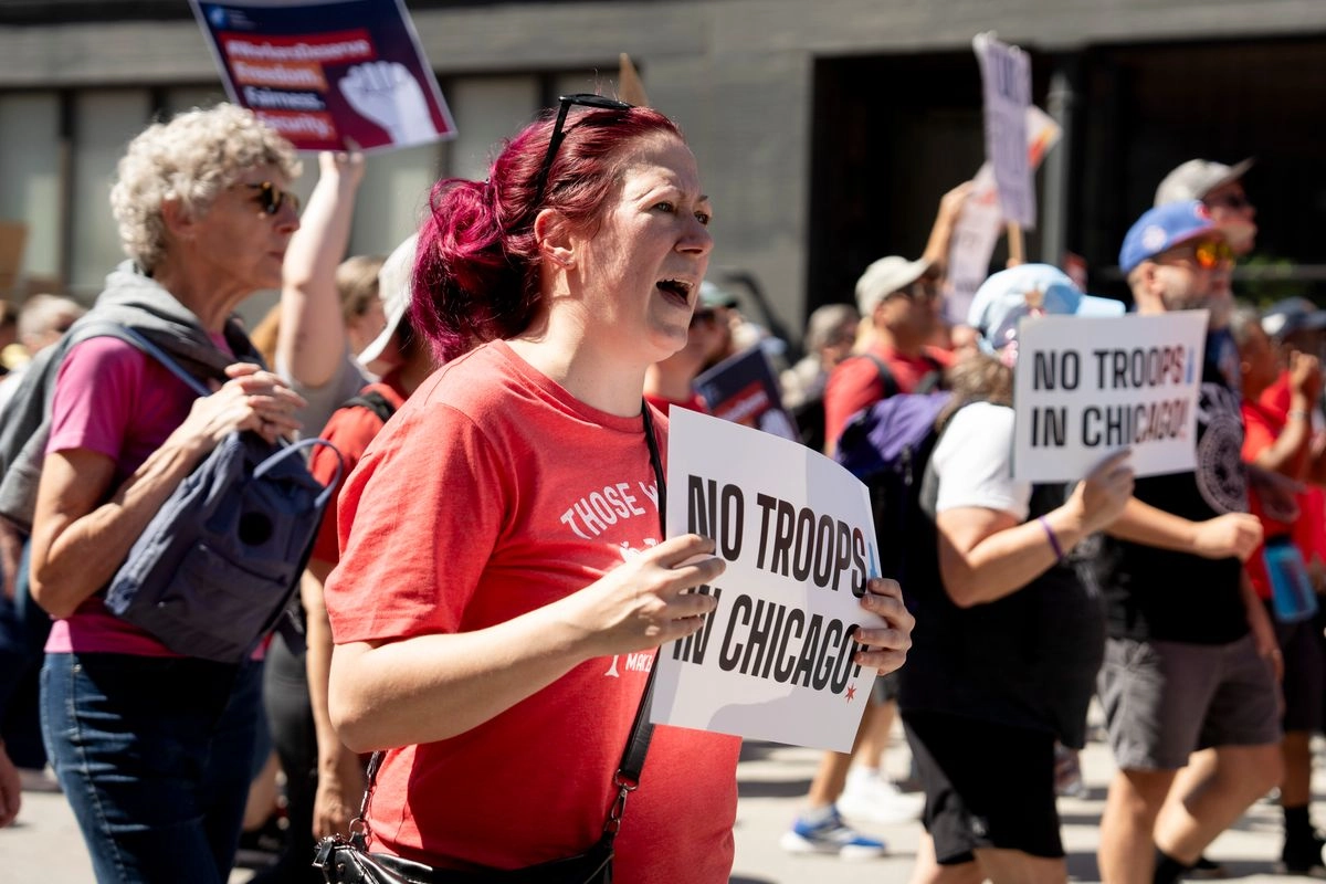 La gente marcha en el West Loop, donde activistas, trabajadores y políticos se manifestaron contra el presidente Donald Trump y defendieron los derechos de los trabajadores el Día del Trabajo, el 1 de septiembre de 2025. 