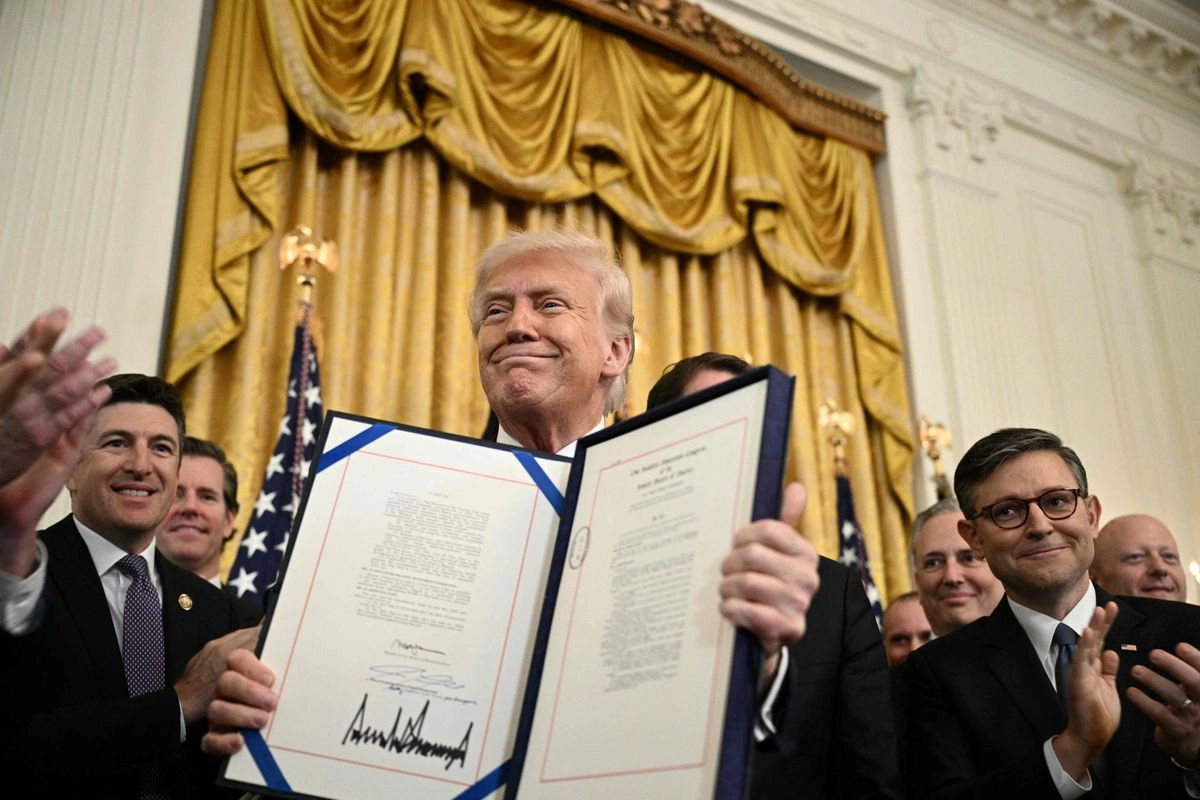 El presidente de Estados Unidos, Donald Trump, exhibe la Ley GENIUS (Ley de Guía y Establecimiento de Innovación Nacional para las Stablecoins de Estados Unidos), después de firmarla en la Casa Blanca.18 de julio de 2025. 